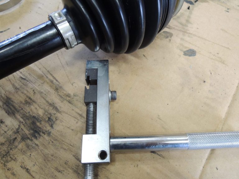 フォルクスワーゲンポロのドライブシャフトブーツの交換 整備士ノート