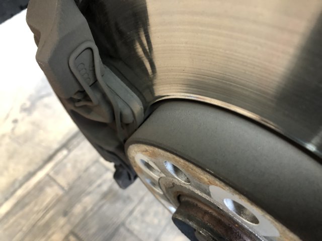 アウディA3ブレーキパッド残量なし
