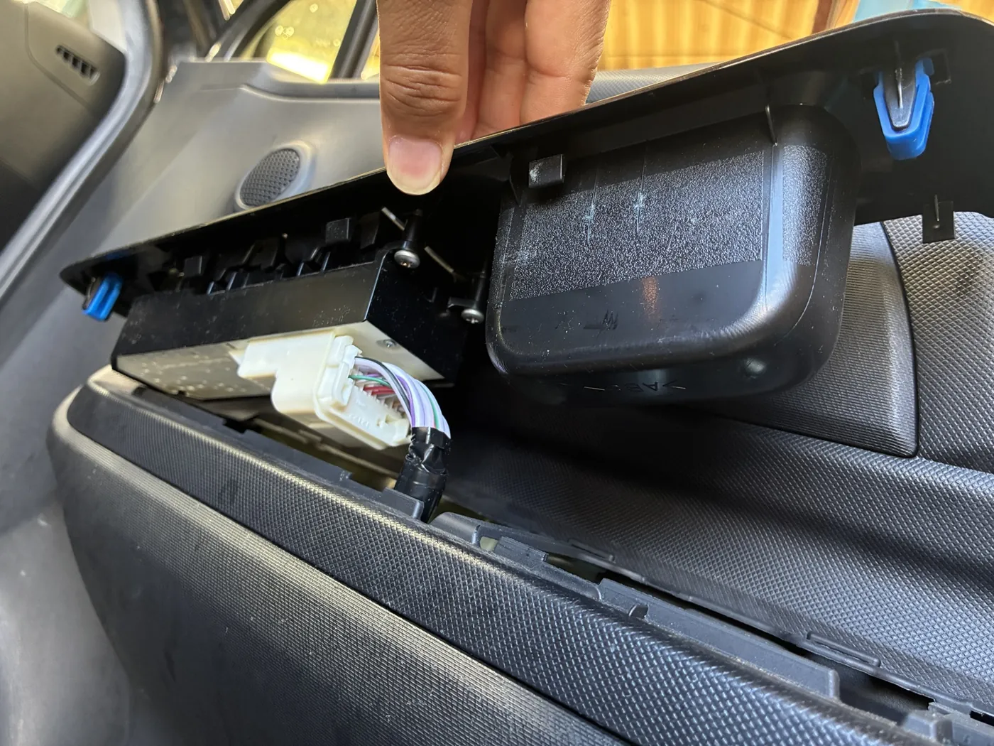 アクアのパワーウインドウスイッチパネルを外し始めた状態