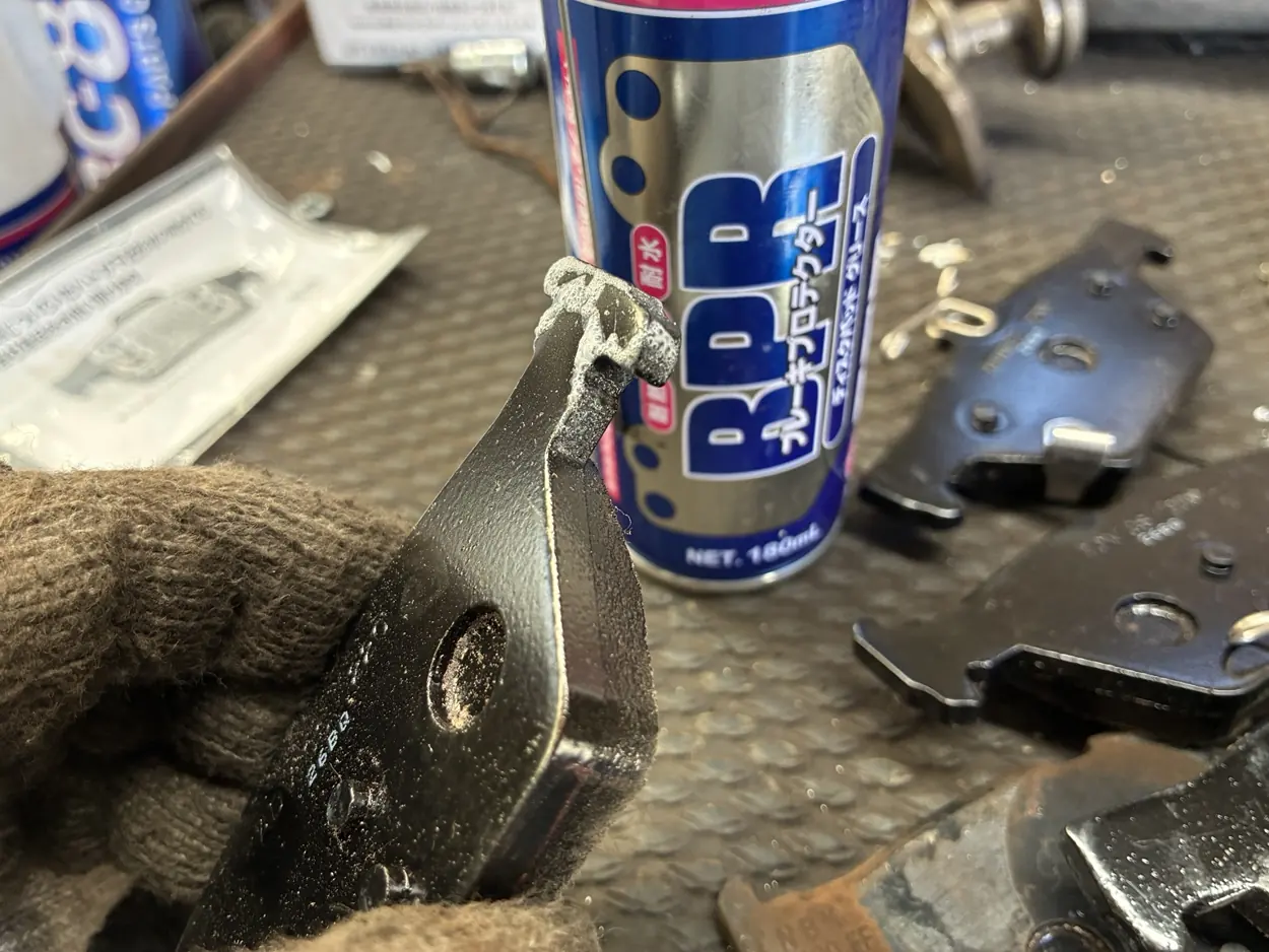ブレーキパッドの耳部にグリスを塗布した状態