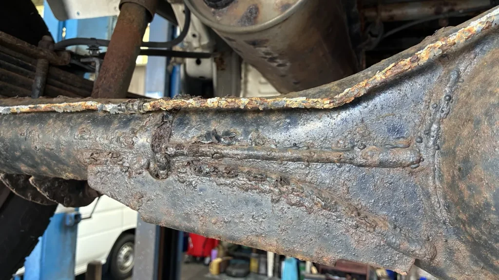 下回りに激しいサビが発生したタウンエーストラックの車体下部